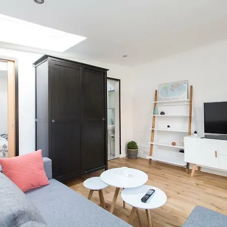 Сasa de vacaciones Small House With Parking