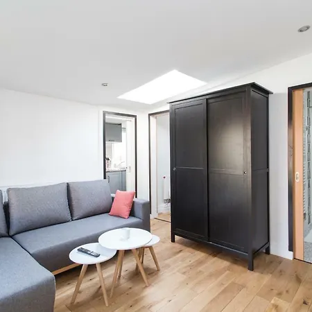 Сasa de vacaciones Small House With Parking